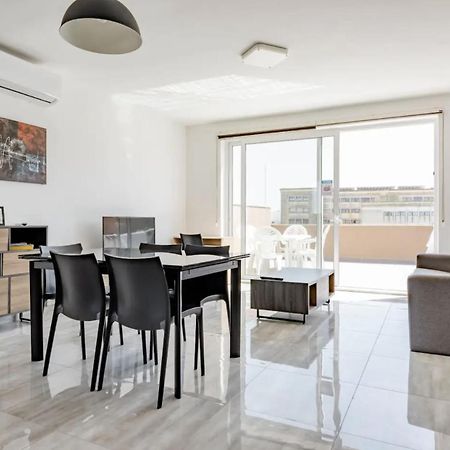 F12 Room 1, Private Room Two Single Beds Shared Bathroom In Shared Flat Msida Exterior foto